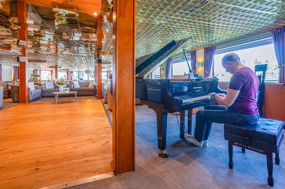 CroisiEurope MS La Belle de Cadix Lounge Bar with Dancefloor 2 ©Alberto Dastis.jpg